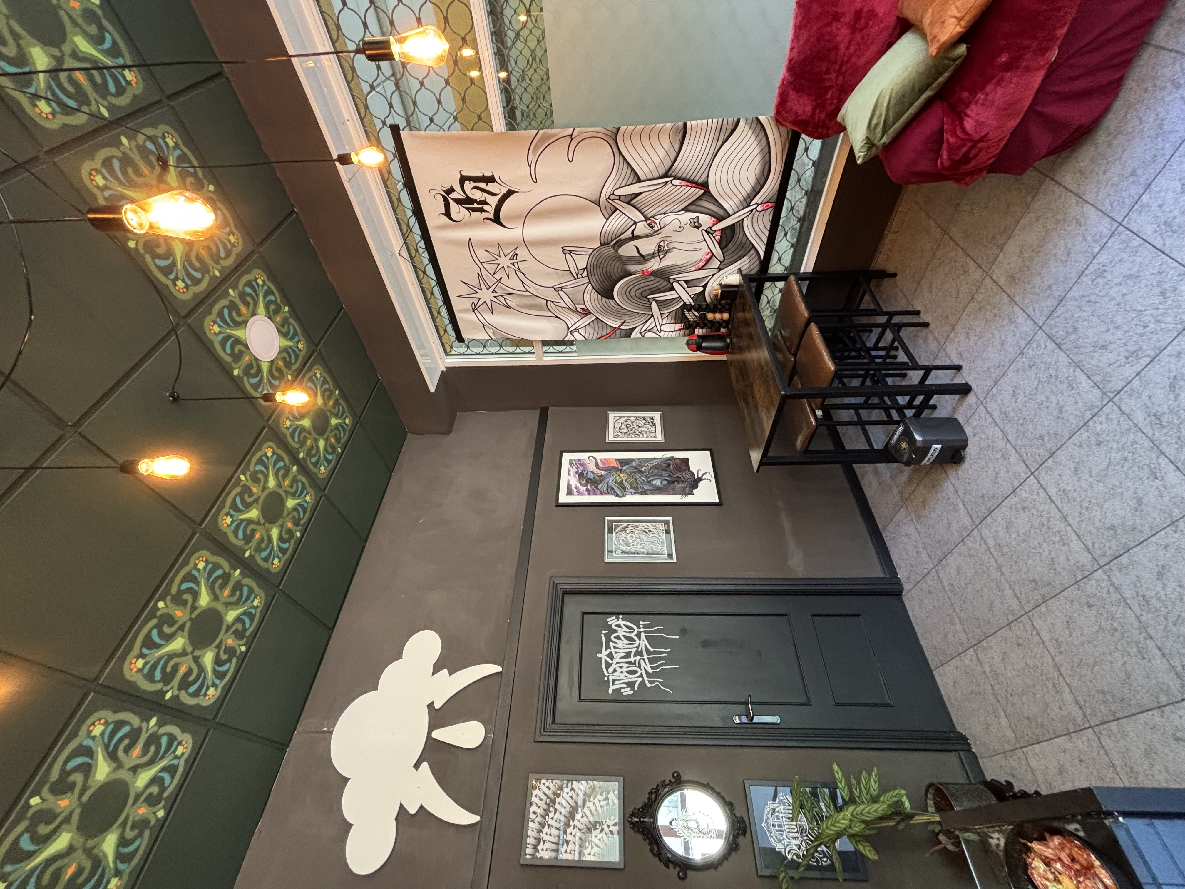 Interior Brego Tattoo Studio Verín zona espera mural