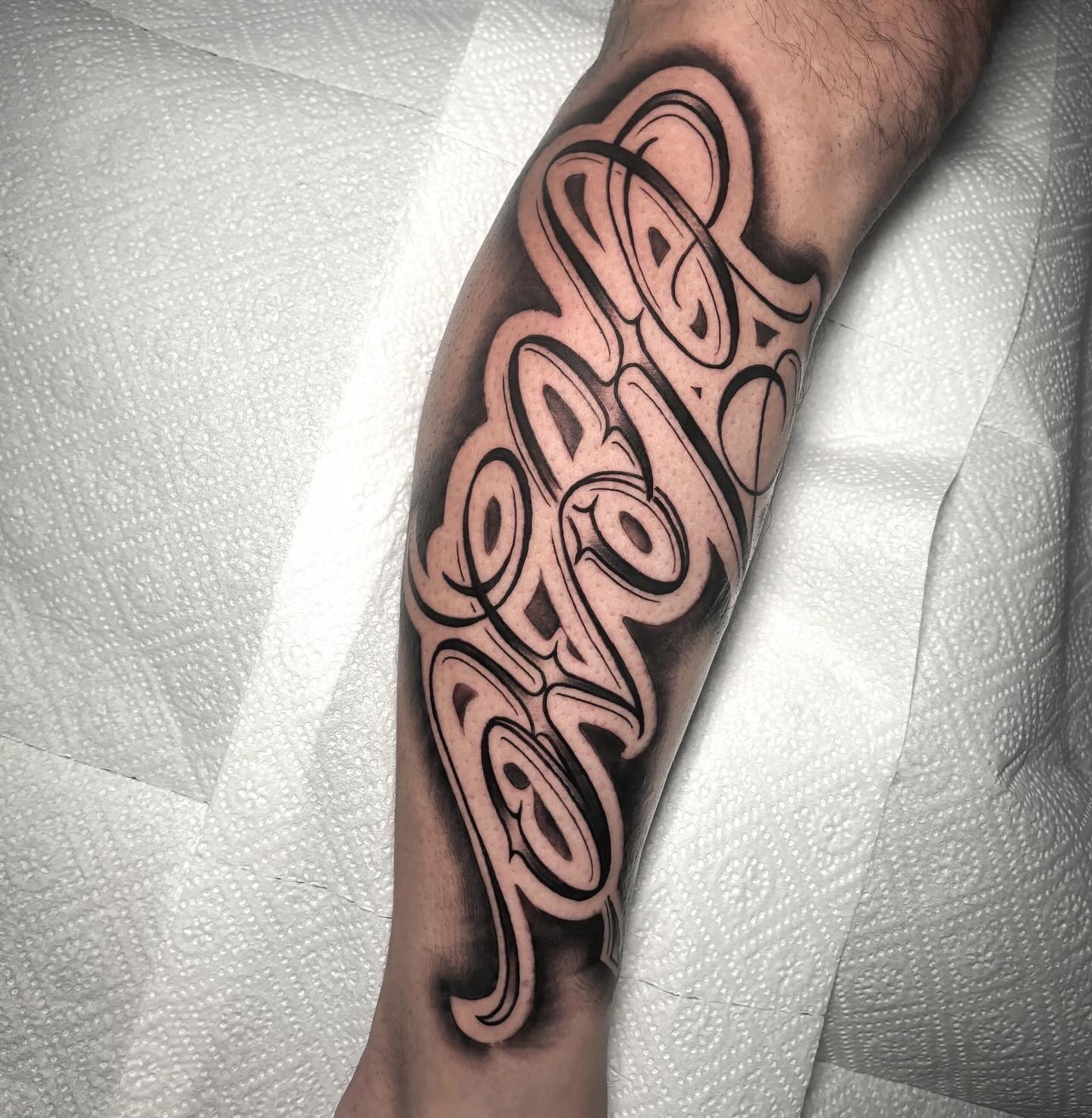 Tatuaje lettering blanco y negro Brego Tattoo Studio Verín Ourense
