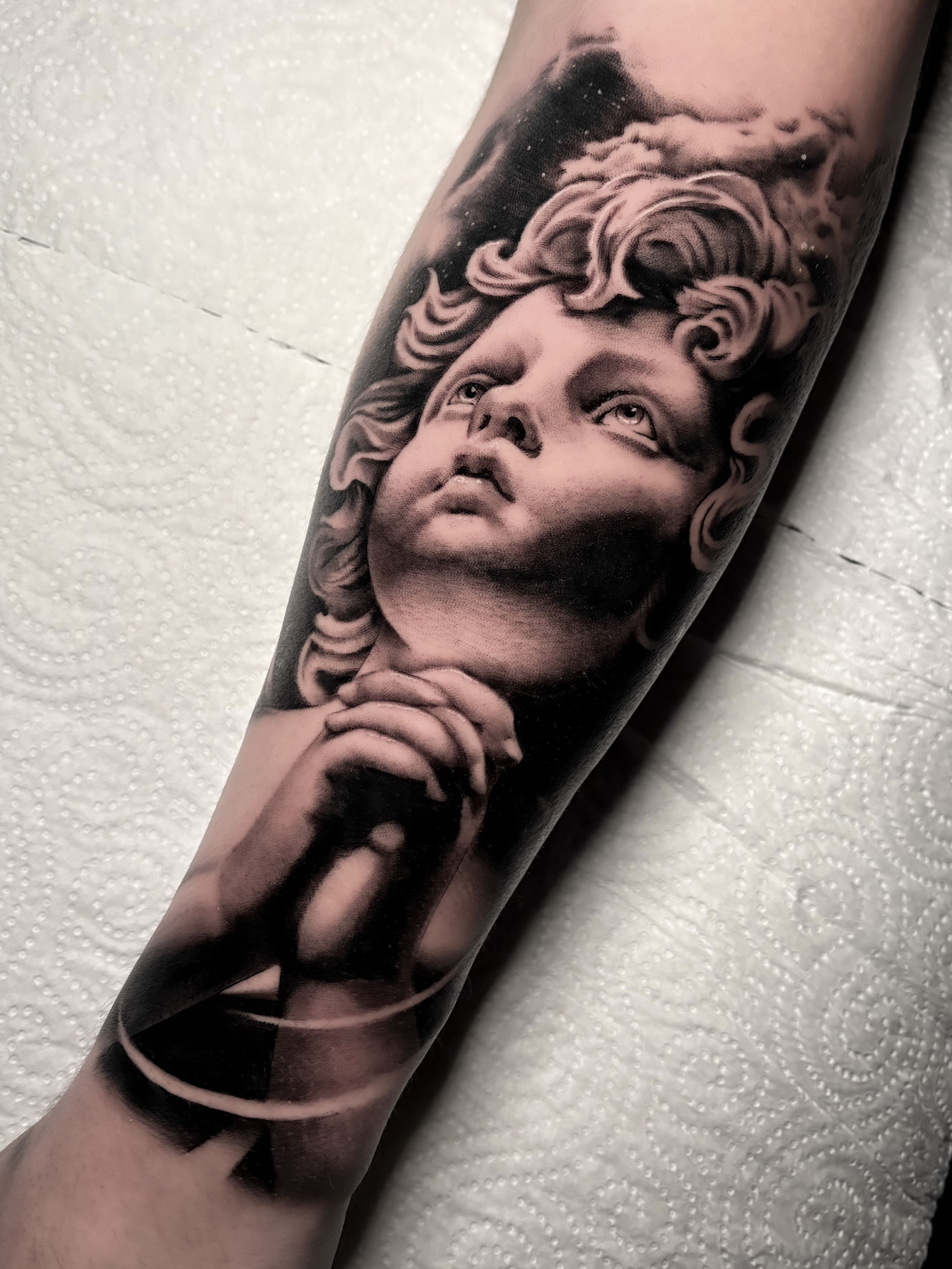 Tatuaje realismo ángel querubín Brego Tattoo Studio Ourense