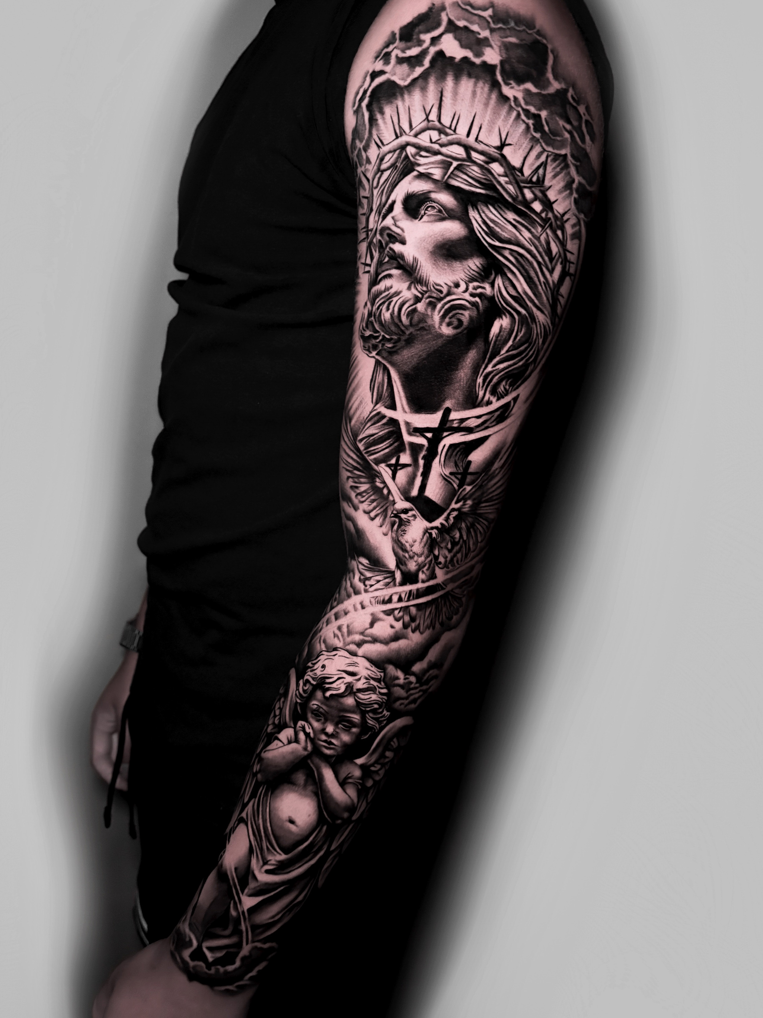 Tatuaje manga completa Cristo ángel religioso Verín Ourense