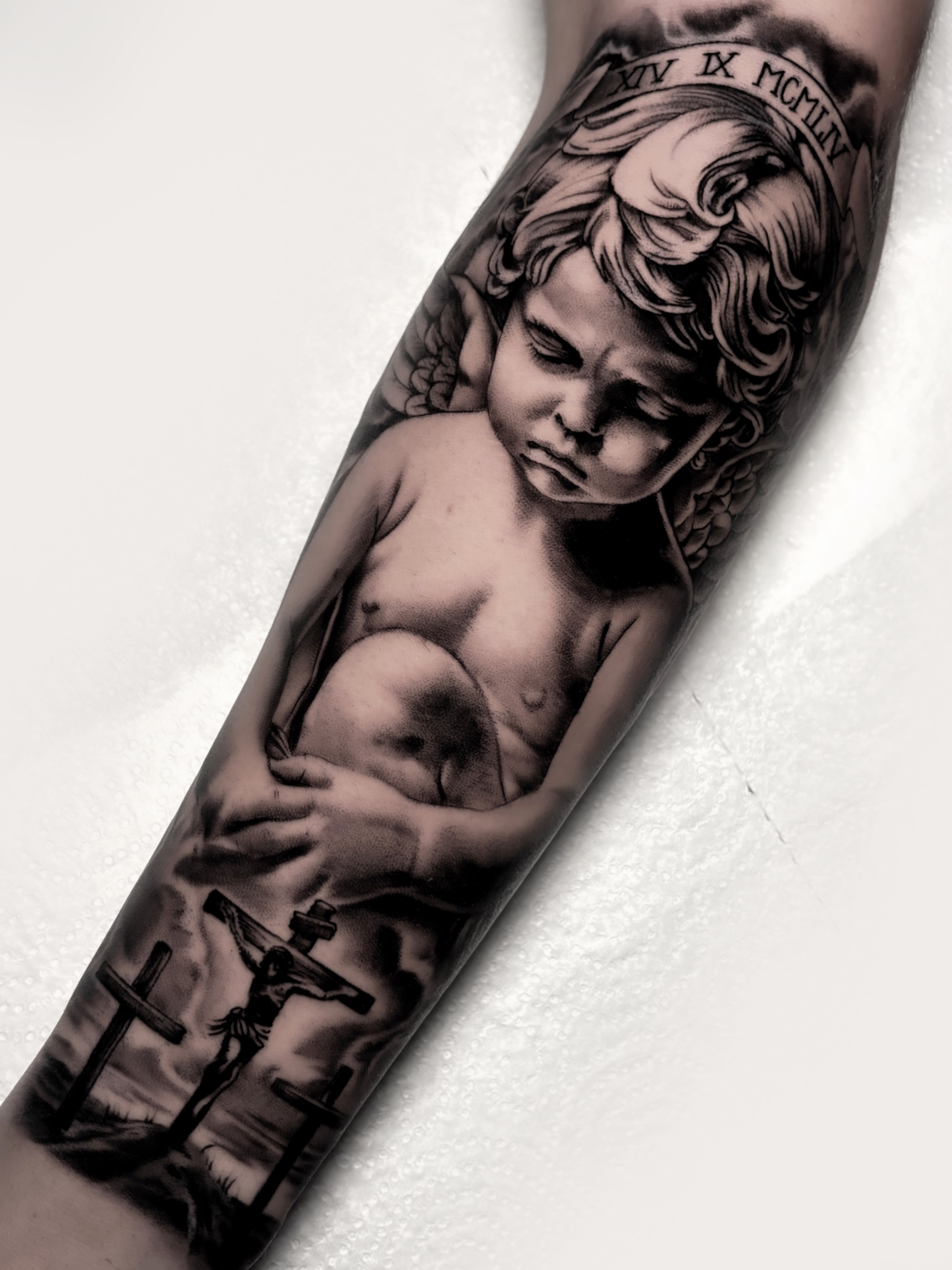 Tatuaje realismo ángel Cristo crucifixión Brego Tattoo Verín