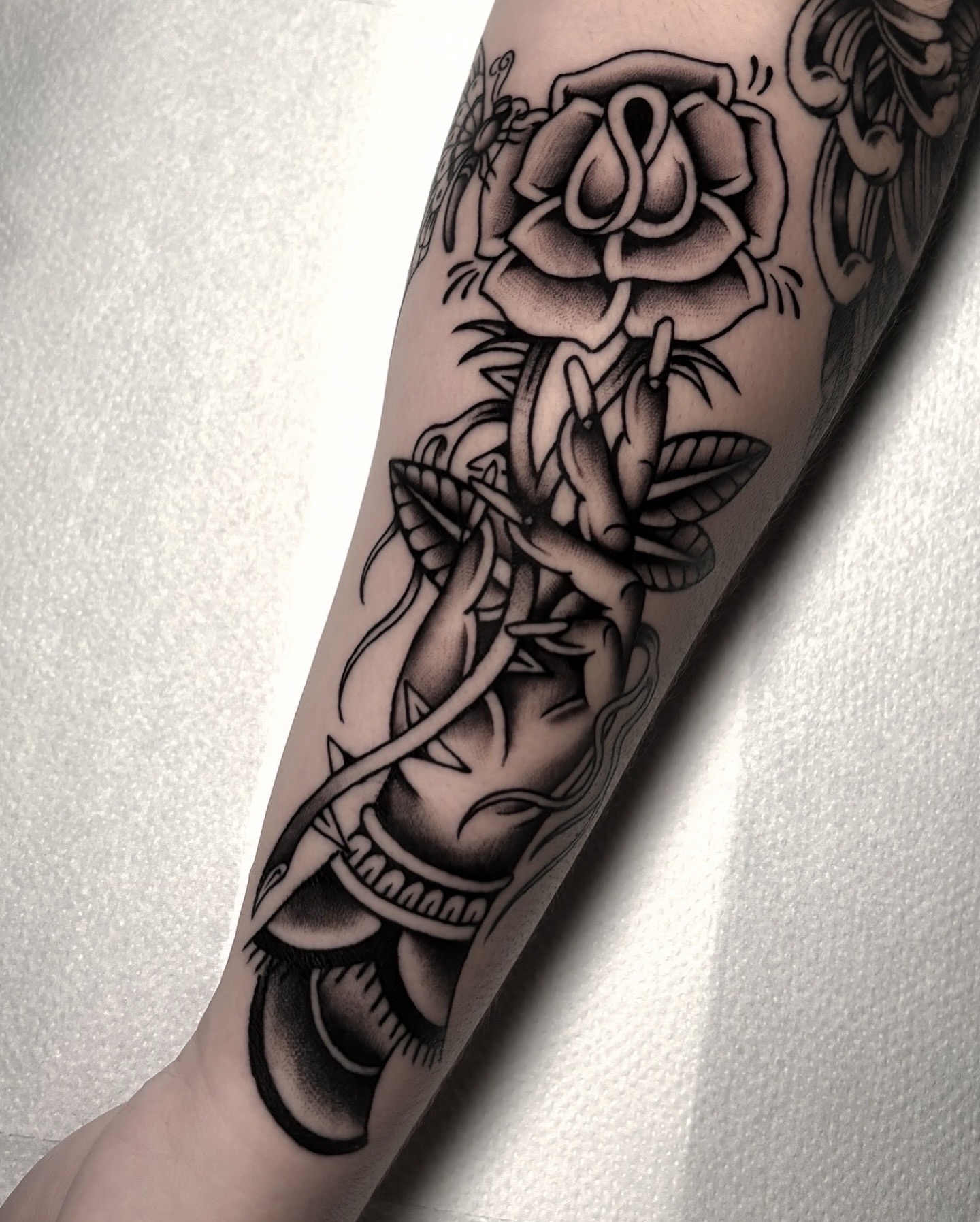 Tatuaje tradicional rosa mano Brego Tattoo Verín