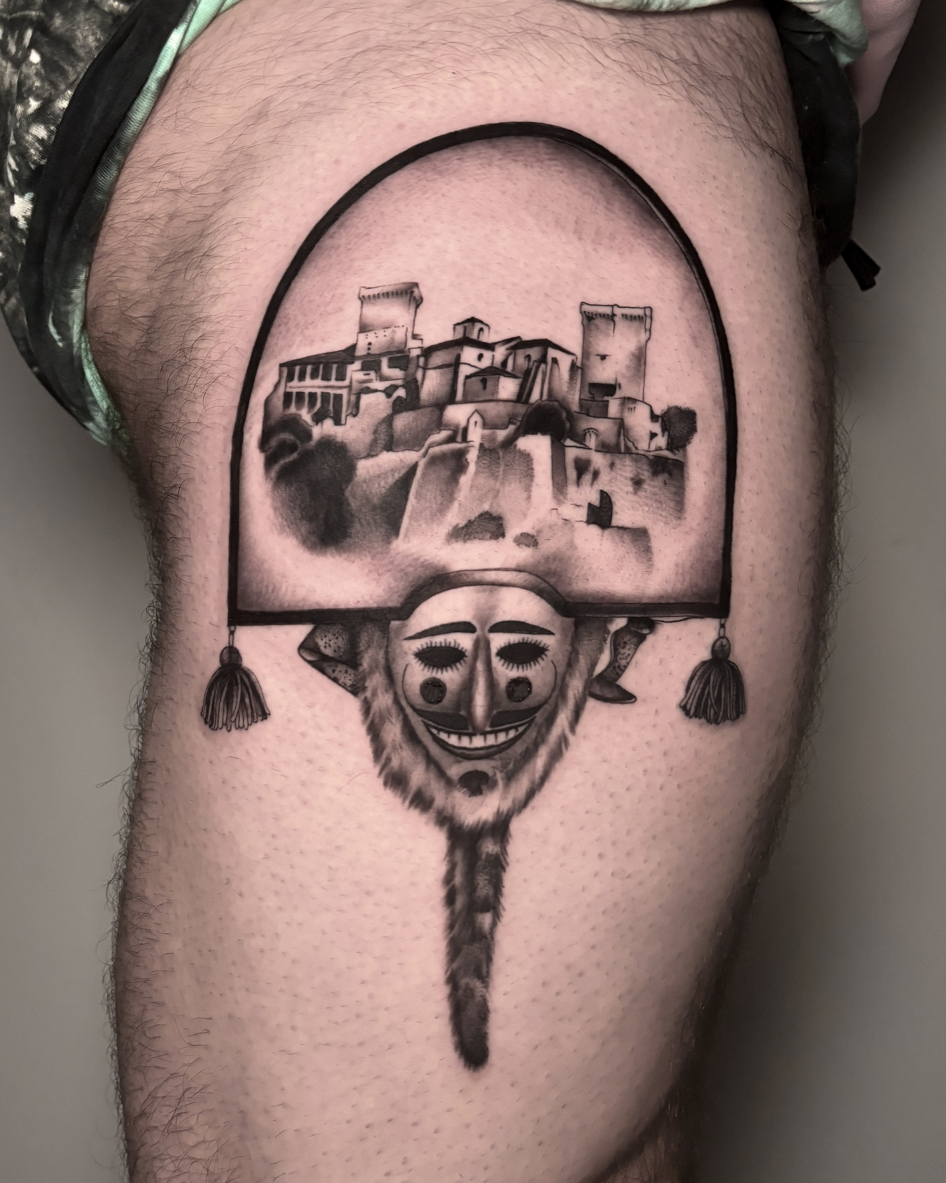 Tatuaje personalizado castillo máscara Verín Ourense Galicia