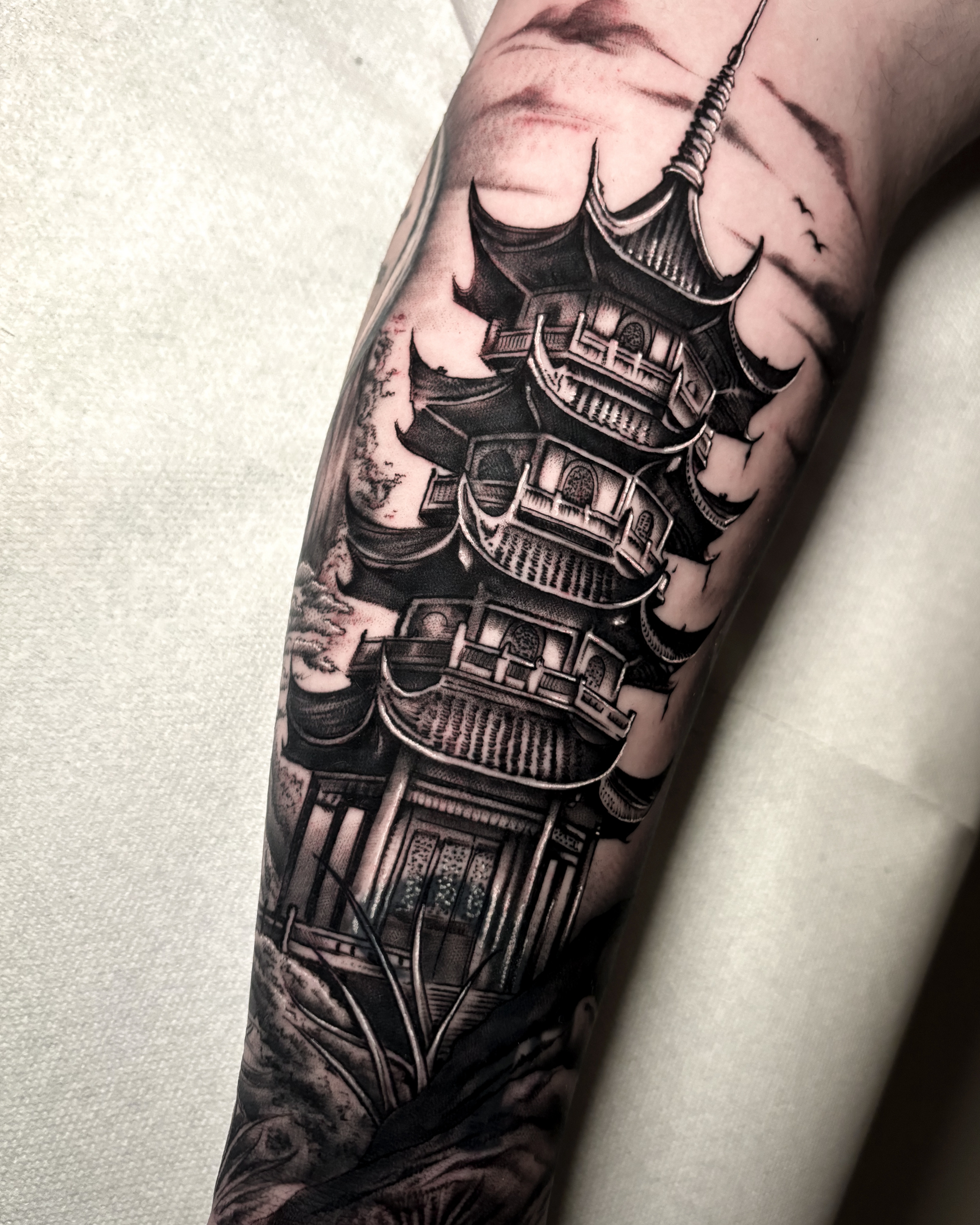 Tatuaje realismo pagoda japonesa blanco negro Brego Tattoo