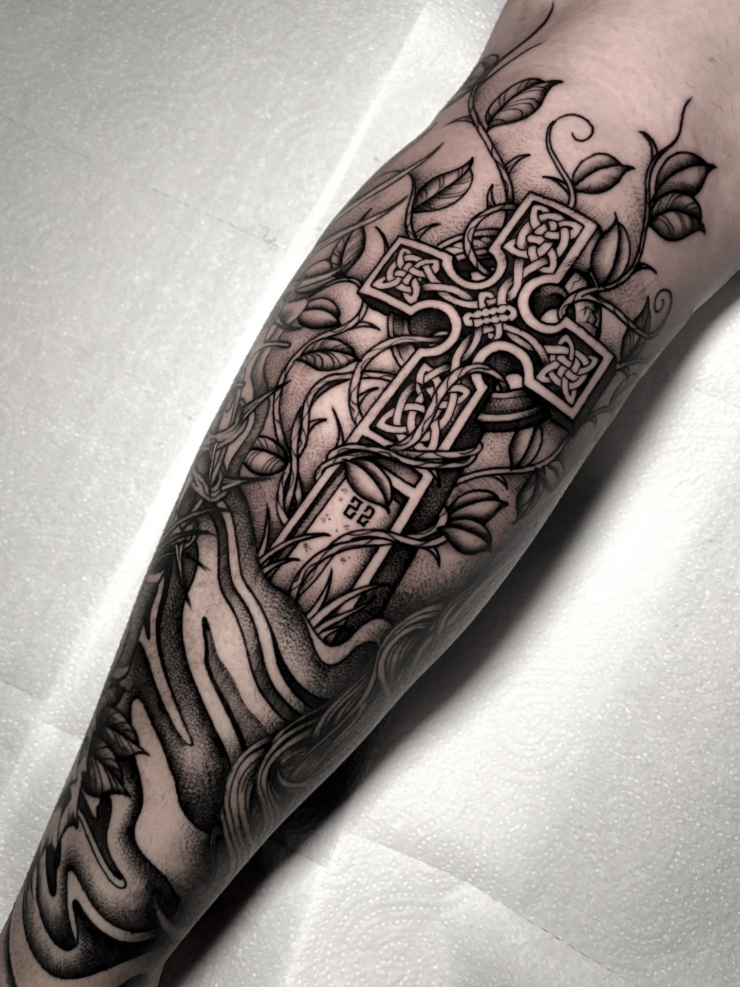 Tatuaje ornamental cruz celta blackwork Verín Ourense